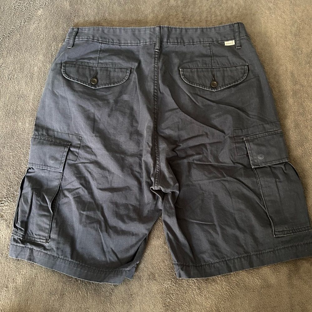 Men’s Levi cargo shorts - Picture 2 of 4
